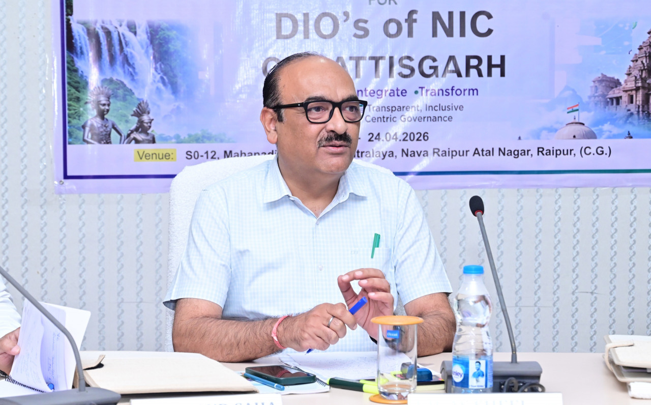 रायपुर : आम जनता को शासन की फ्लैगशिप योजनाओं का लाभ दिलाने के लिए सूचना प्रौद्योगिकी का अधिकतम इस्तेमाल करें: मुख्य सचिव श्री विकासशील