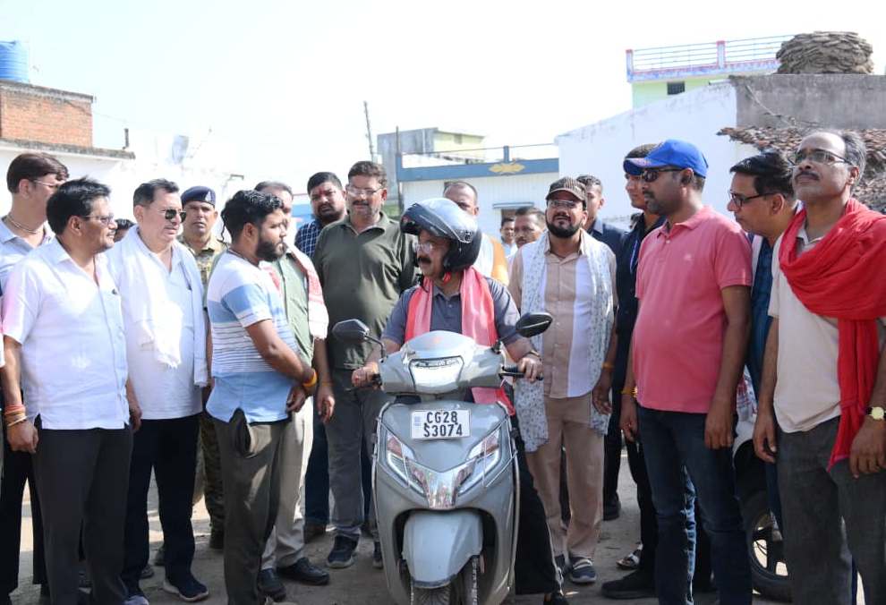 रायपुर : स्कूटी पर निकले उप मुख्यमंत्री श्री अरुण साव, नगर भ्रमण कर विकास कार्यों का लिया जायजा