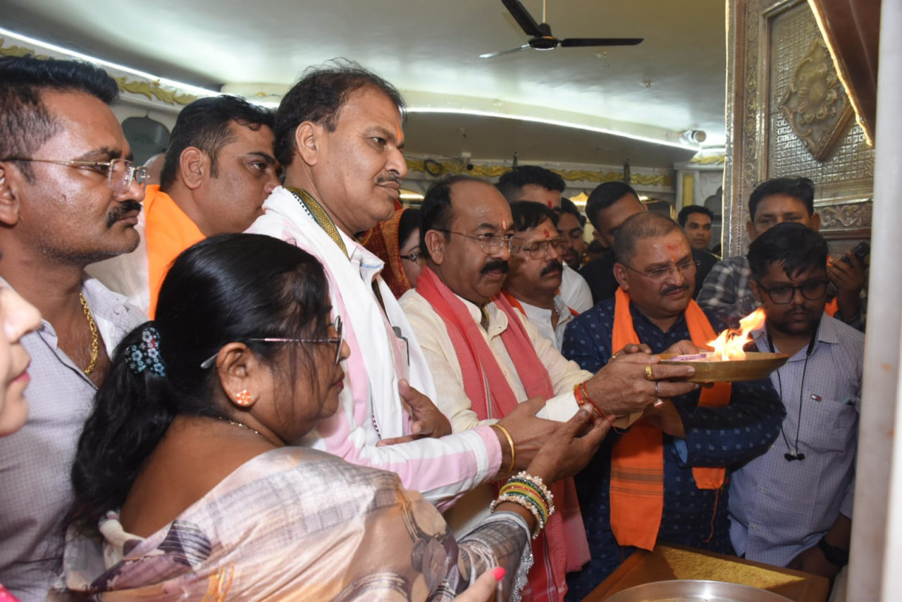 रायपुर : उप मुख्यमंत्री श्री अरुण साव ने माँ बम्लेश्वरी मंदिर पहुंचकर पूजा-अर्चना की