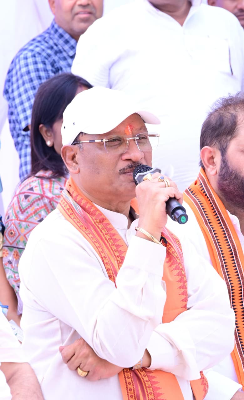 रायपुर : सरगुजा जिले के ग्राम सिलमा में अचानक उतरा मुख्यमंत्री श्री साय का हेलीकॉप्टर