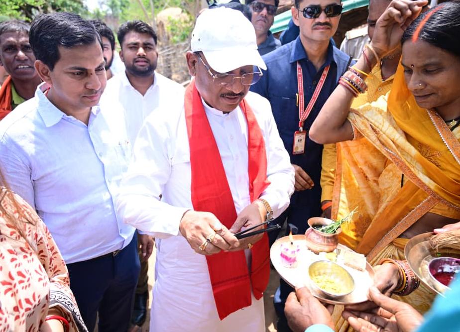 रायपुर : एक ग्रामीण का न्योता, मुख्यमंत्री का अपनापन – प्रधानमंत्री आवास से साकार हुआ सपना, मुख्यमंत्री ने कराया गृह प्रवेश