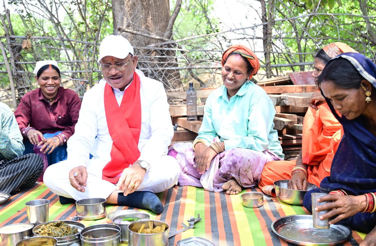 रायपुर : निर्माणाधीन पंचायत भवन के निरीक्षण के दौरान मुख्यमंत्री को श्रमिकों ने दिया भोजन का न्यौता : साथ बैठकर खाया बोरे बासी और आमा चटनी