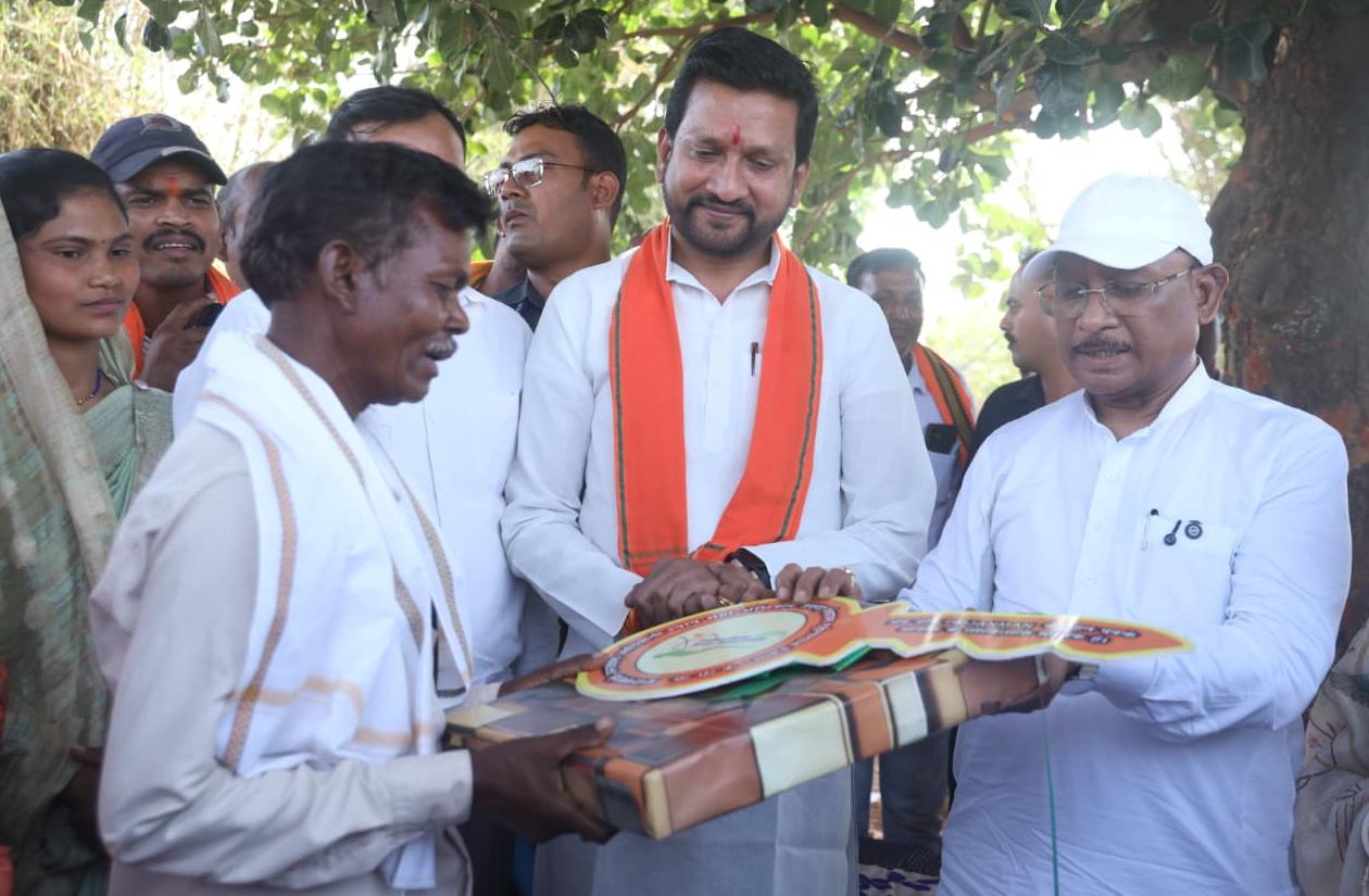 रायपुर : सुशासन तिहार: मुख्यमंत्री श्री विष्णु देव साय ने पीएम जनमन के हितग्राही को सौंपी खुशियों की चाबी
