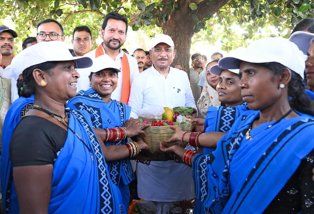रायपुर : सुशासन तिहार: सरोधी में महिला स्व सहायता समूह ने मुख्यमंत्री को भेंट की स्थानीय उत्पादों की टोकरी