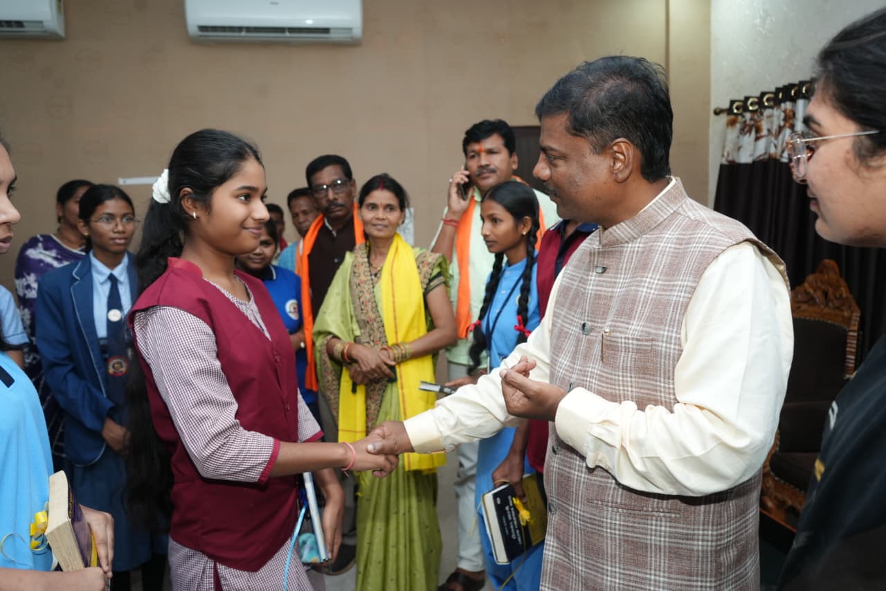 रायपुर : नारायणपुर के मेधावी छात्र सम्मानित- वन मंत्री श्री केदार कश्यप ने खिलाई मिठाई