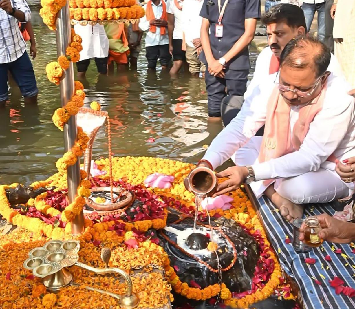 रायपुर : जलेश्वर महादेव धाम में मुख्यमंत्री श्री विष्णुदेव साय ने किया जलाभिषेक: प्रदेश की सुख-समृद्धि की कामना की