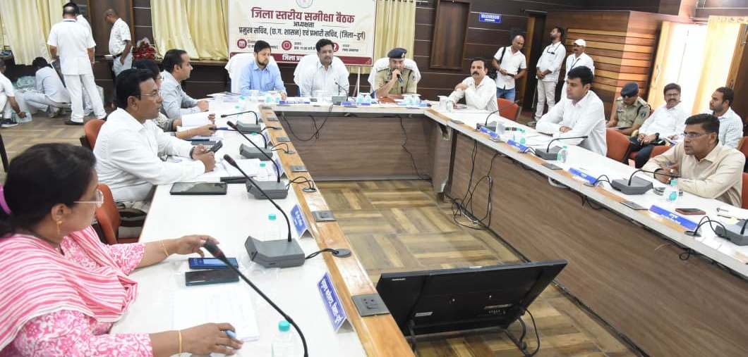 रायपुर : अधिकारी-कर्मचारी अनुशासित और संकल्पित होकर विकसित छत्तीसगढ़ के लिए करें काम: प्रभारी सचिव श्री बोरा
