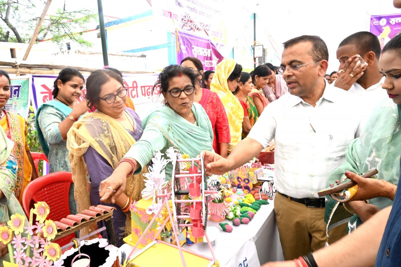 रायपुर : सुशासन तिहार: ग्राम पंचायत अमोरा में आयोजित जनसमस्या निवारण शिविर में 1320 आवेदन प्राप्त