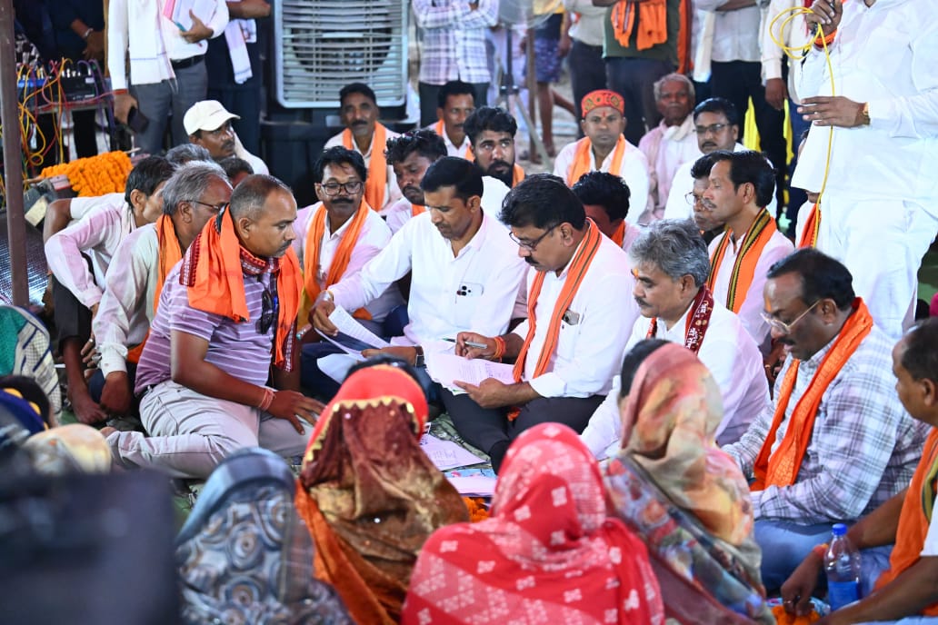 रायपुर : ’उप मुख्यमंत्री श्री विजय शर्मा ने दी विकास कार्यों की बड़ी सौगात, 4.36 करोड़ रूपए लागत के सड़क पुल-पुलिया निर्माण का किया भूमिपूजन’