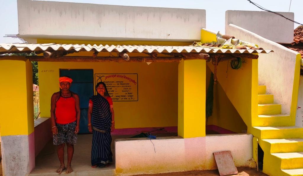 रायपुर : मिट्टी के घर से पक्के आशियाने तक, पीएम आवास योजना ने बदली श्यामदास की तकदीर प्रधानमंत्री आवास योजना से मिला सुरक्षित घर, परिवार के चेहरे पर लौटी मुस्कान