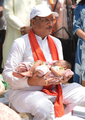 रायपुर : एक माह के नवजात का मुख्यमंत्री ने किया नामकरण, “रविशंकर” नाम से गूंजा गांव का आंगन