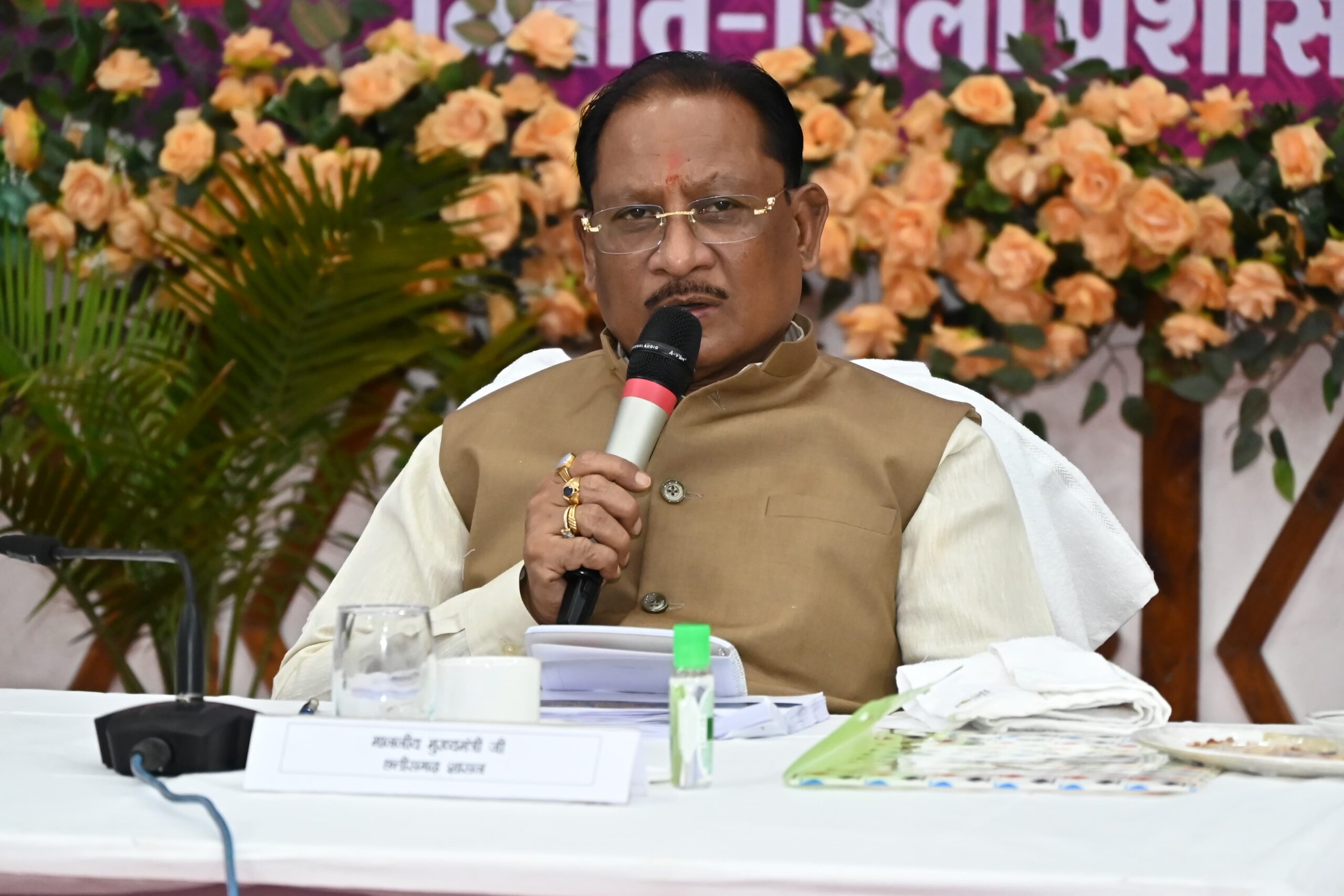 रायपुर : ’तेंदूपत्ता संग्राहकों के बीच पहुंचे मुख्यमंत्री, महुआ पेड़ के नीचे लगाई चौपाल’