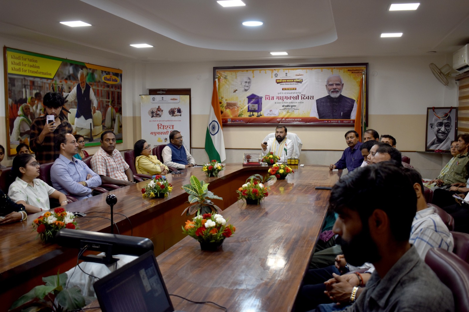 खादी और ग्रामोद्योग आयोग ने मनाया विश्व मधुमक्खी दिवस, 2.46 लाख बी-बॉक्स वितरण से बढ़ा शहद उत्पादन और निर्यात