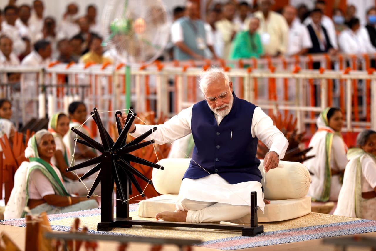 प्रधानमंत्री श्री नरेंद्र मोदी के मार्गदर्शन में खादी और ग्रामोद्योग आयोग (केवीआईसी) ने प्रदर्शन के नए आयाम स्थापित किए।