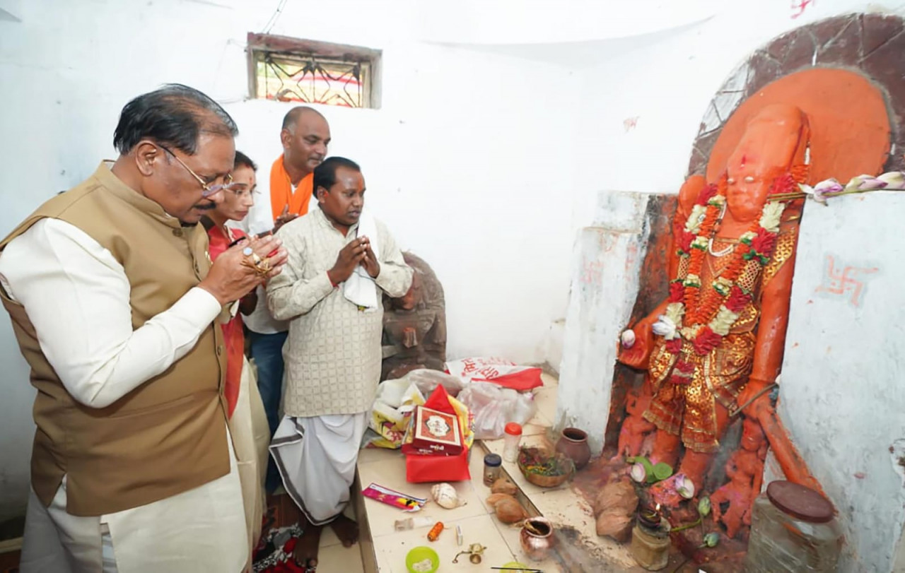 रायपुर : मुख्यमंत्री श्री विष्णुदेव साय ने ऐतिहासिक चतुर्भुज विष्णु मंदिर में की पूजा-अर्चना, प्रदेश की सुख-समृद्धि की कामना
