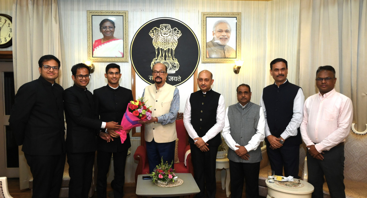 रायपुर : राज्यपाल से परिवीक्षाधीन आईएएस अधिकारियों ने की सौजन्य भेंट