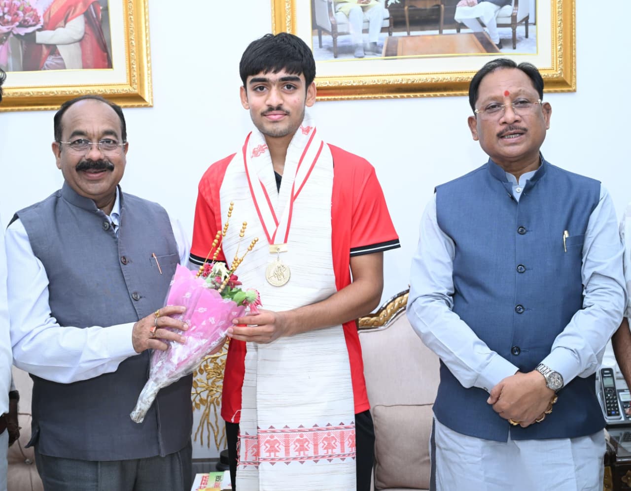 रायपुर : अंडर-18 एशिया कप विजेता हॉकी खिलाड़ी अवि मानिकपुरी ने मुख्यमंत्री श्री विष्णुदेव साय से की सौजन्य भेंट