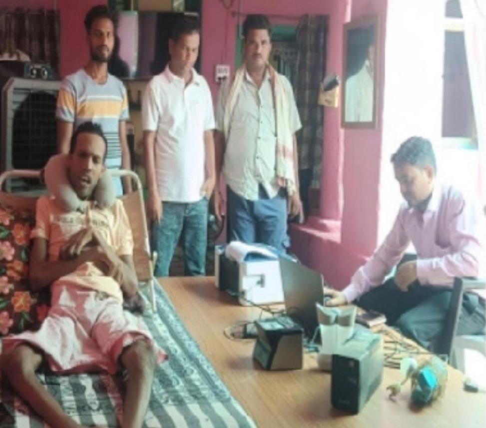 रायपुर : संकल्प सुशासन का- बिस्तर पर लेटे पैरालिसिस पीड़ित संतराम का घर आकर हुआ आधार अपडेट