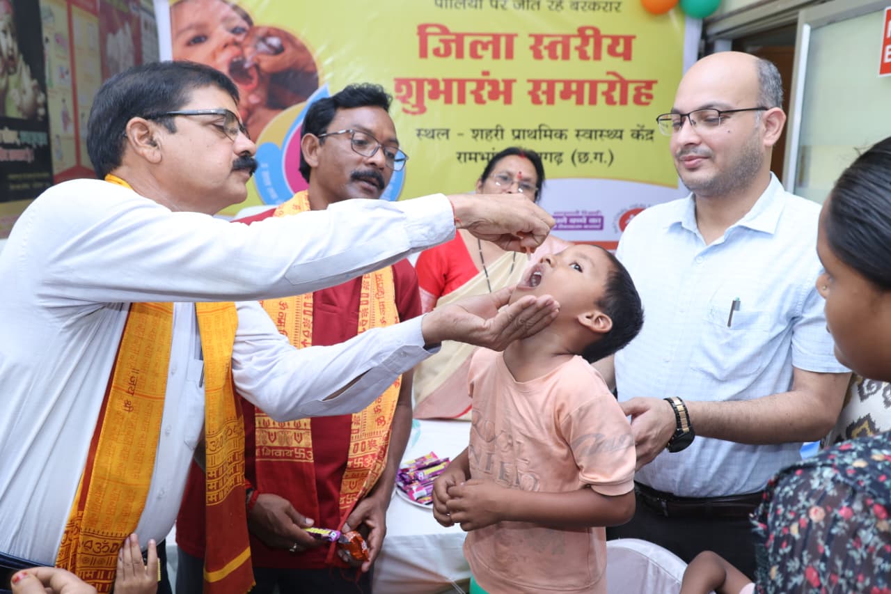 रायगढ़ : महापौर एवं सभापति ने बच्चों को पिलाई पोलियो की दो बूंद, अभियान का हुआ शुभारंभ