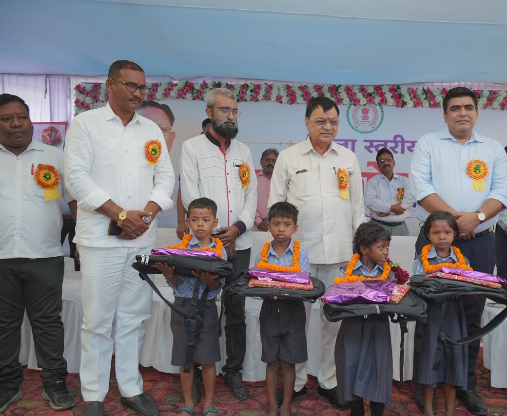 रायपुर : शिक्षा से बड़ा कोई धन नहीं, लक्ष्य निर्धारित कर मेहनत करें विद्यार्थी: मंत्री श्री लखन लाल देवांगन