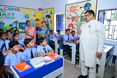 रायपुर : शाला प्रवेशोत्सव: शिक्षा मंत्री श्री गजेन्द्र यादव ने बच्चों संग बैठकर सिखाया पहाड़ा, स्मार्ट क्लास का किया लोकार्पण