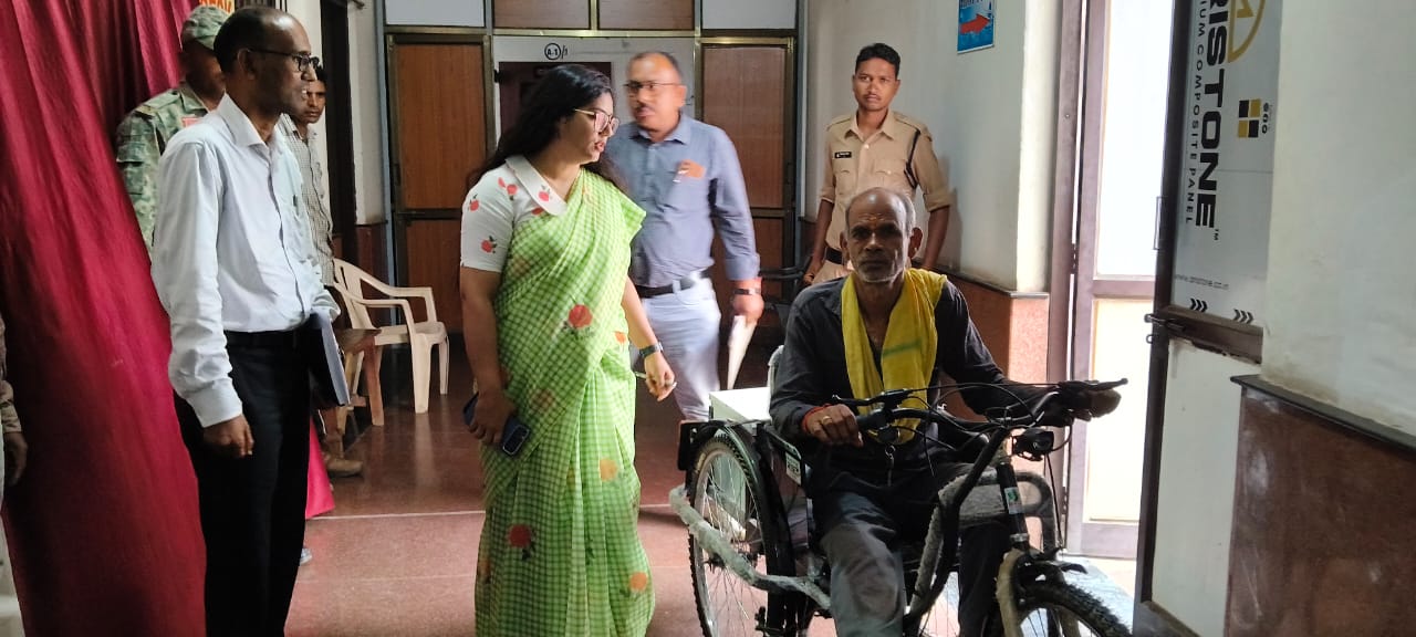 रायपुर : जनदर्शन बना दिव्यांगजनों के लिए उम्मीद का मंच,श्री परशुराम तिवारी को मिली निःशुल्क मोटराइज्ड ट्राई साइकल
