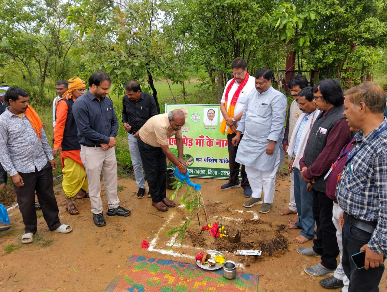 रायपुर : जैव विविधता पार्क कांकेर के माकड़ी में औषधिय पौधों का रोपण- पारंपरिक चिकित्सा को बढ़ावा देने की नई पहल
