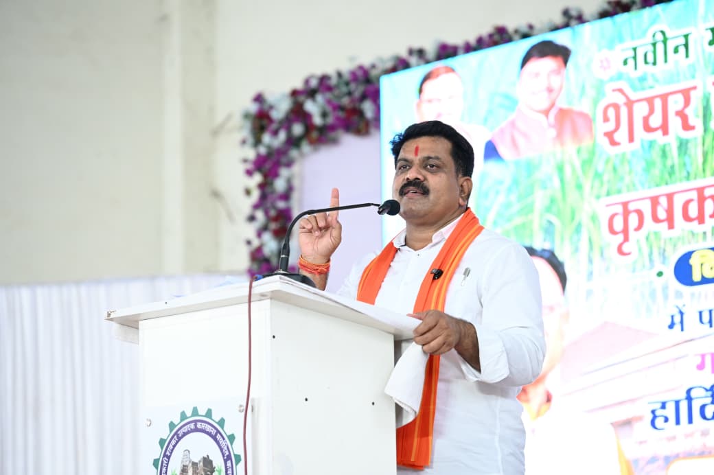रायपुर : उप मुख्यमंत्री श्री विजय शर्मा ने किसानों को वितरित किए शेयर प्रमाण पत्र