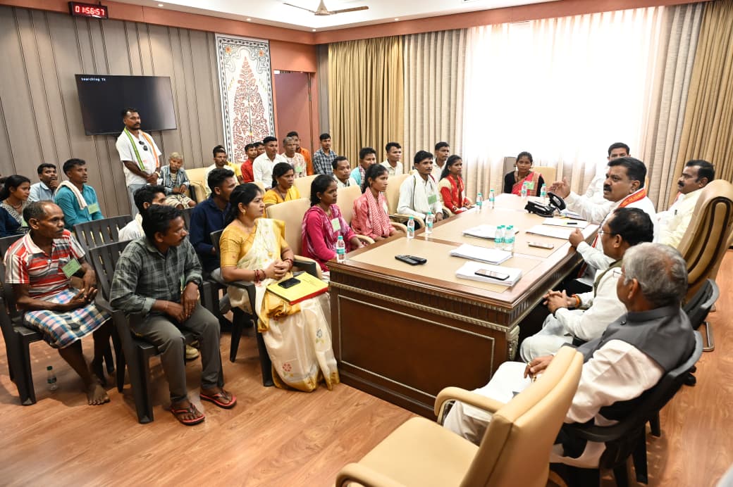 रायपुर : उप मुख्यमंत्री श्री विजय शर्मा ने नक्सल प्रकरणों की वापसी को लेकर बस्तर के युवाओं से की मुलाकात