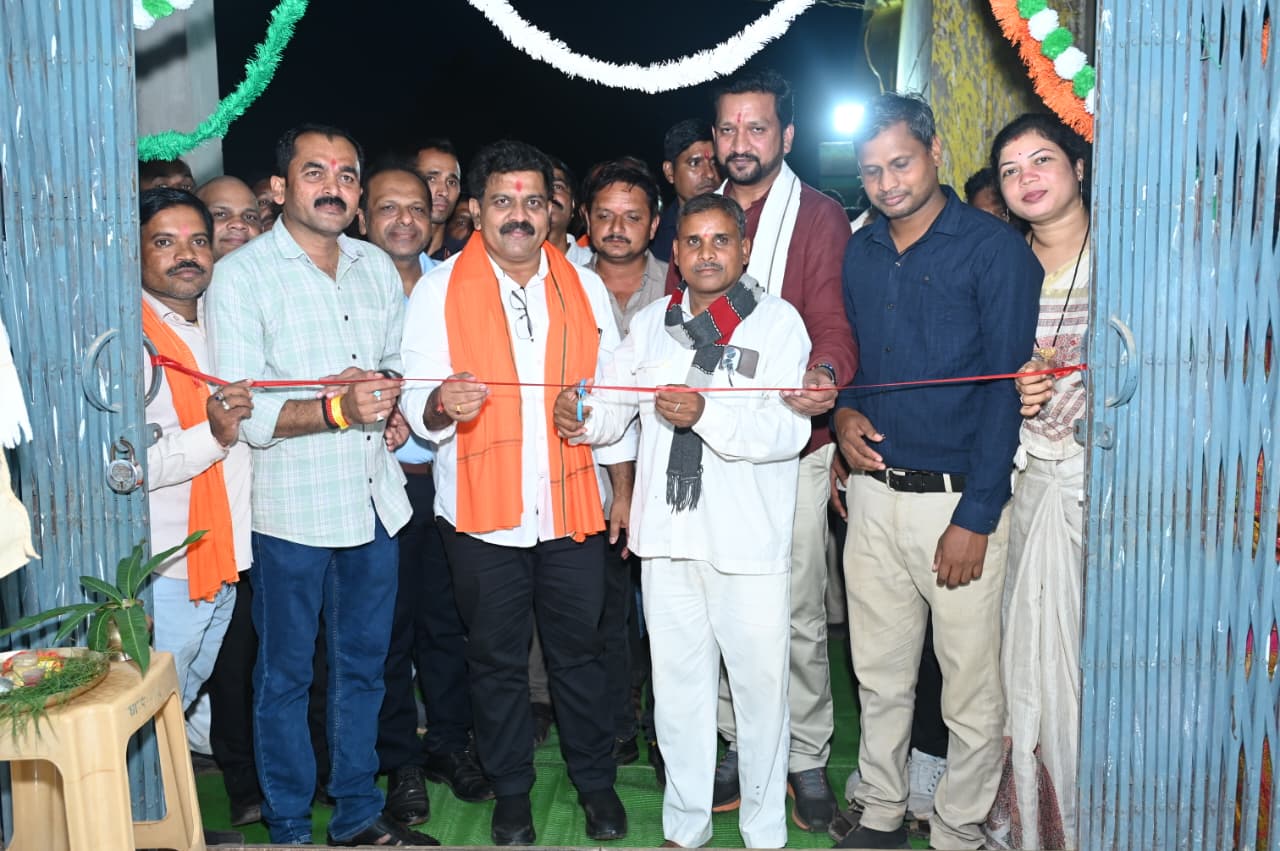 रायपुर : खैरागढ़ के ग्राम खौड़ा में नवनिर्मित पंचायत भवन का उप मुख्यमंत्री श्री विजय शर्मा ने किया लोकार्पण