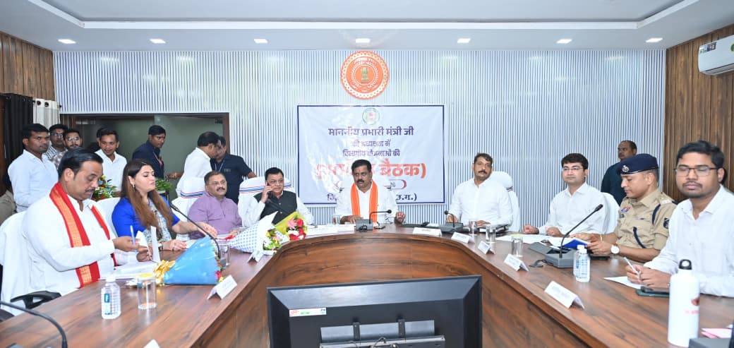 रायपुर : उप मुख्यमंत्री और उद्योग मंत्री ने कबीरधाम में विकास कार्यों और जनकल्याणकारी योजनाओं की मैराथन समीक्षा