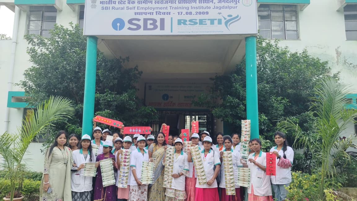 रायपुर : स्व-सहायता समूह की दीदियां बना रही हैं प्राकृतिक राखियां, रक्षाबंधन पर बढ़ेगी आय