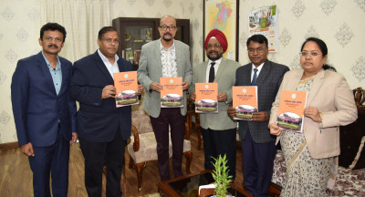 रायपुर : राज्यपाल श्री डेका को प्रमुख लोकायुक्त श्री उबोवेजा ने आयोग का वार्षिक प्रतिवेदन सौंपा