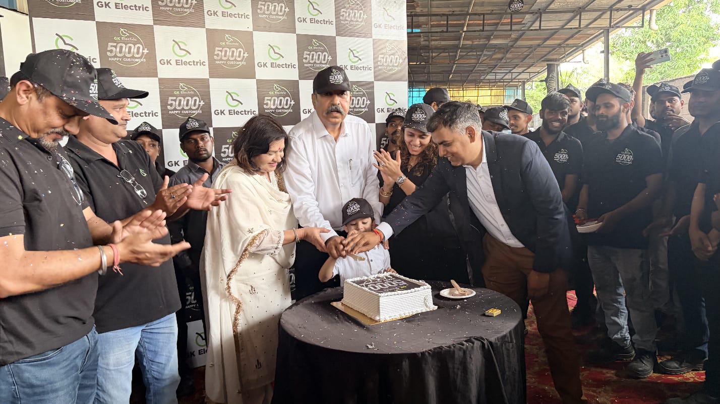 जीके ई-व्हीकल इंडस्ट्रीज ने 5,000 इलेक्ट्रिक थ्री-व्हीलर वाहनों के उत्पादन का कीर्तिमान स्थापित किया।