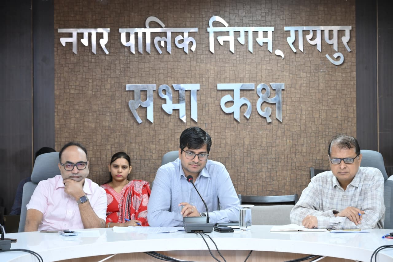 अवैध निर्माण अवैध प्लाटिंग अवैध कालोनी का सर्वे कर चिन्हित कर कार्रवाई सुनिश्चित करें, मुख्य मार्गों में बिना पार्किंग व्यवस्था संचालित व्यावसायिक परिसरों का सर्वे कर कार्रवाई हेतु रिपोर्ट प्रस्तुत करें – आयुक्त श्री संबित मिश्रा के जोन कमिश्नरो को निर्देश
