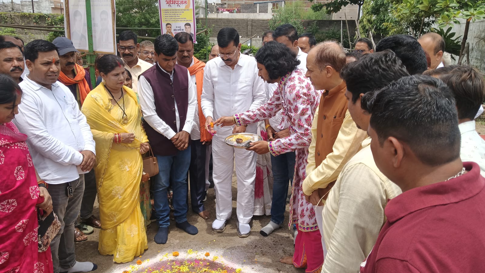रायपुर ग्रामीण विधायक मोतीलाल साहू ने एमआईसी सदस्य, जोन 01 अध्यक्ष, वार्ड पार्षदों, गणमान्यजनों ने  लगभग 49 लाख 18 हजार रूपये के नए विकास कार्यों का भूमिपूजन कर नगरवासियों को दी अनुपम सौगात दी