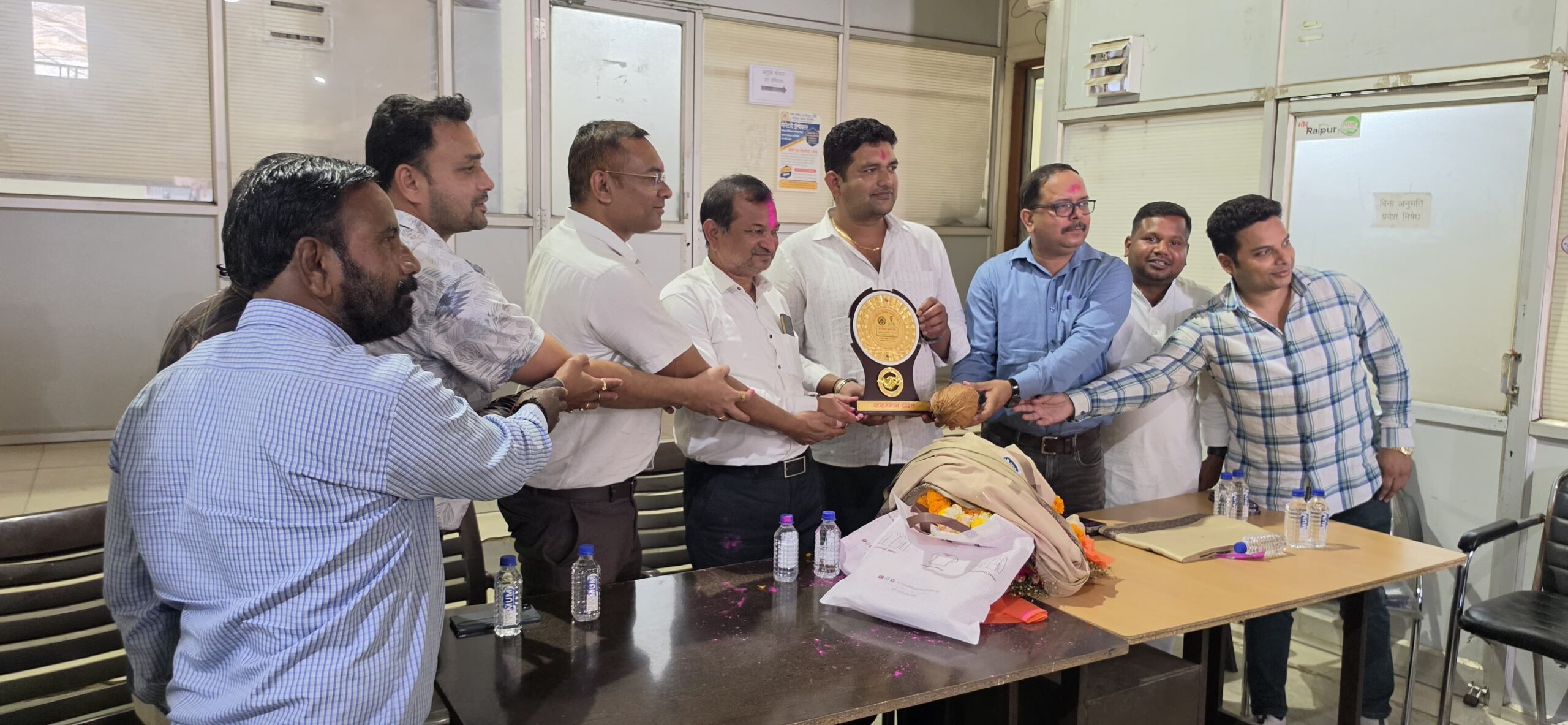 नगर निगम जोन 09 के सहायक राजस्व निरीक्षक विनय कुमार वर्मा निगम को लगातार 31 वर्ष सेवाएं देकर सेवानिवृत्त होने पर जोन अध्यक्ष, जोन कमिश्नर द्वारा किये गए सम्मानित
