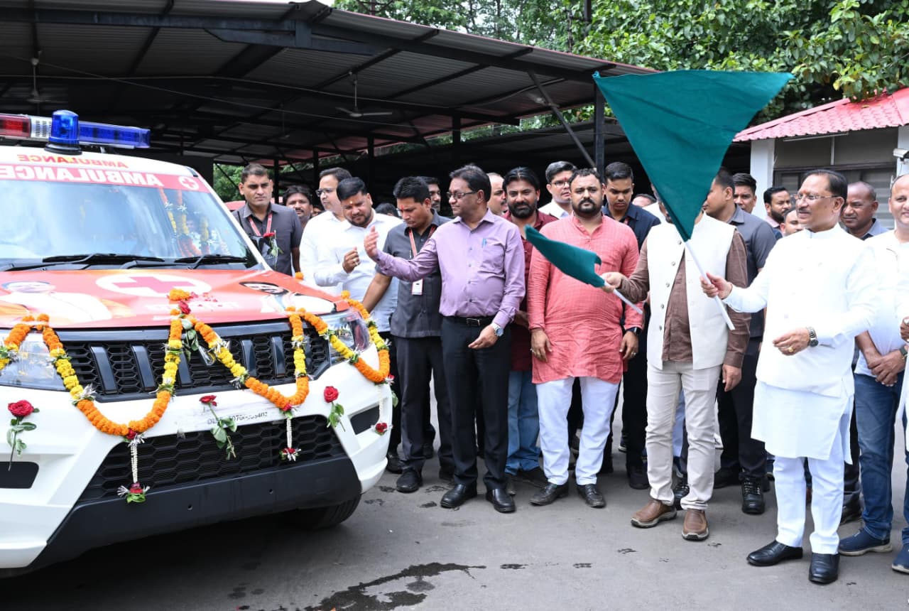 रायपुर : मुख्यमंत्री श्री विष्णु देव साय ने धरसींवा विधानसभा को दी निःशुल्क एम्बुलेंस की सौगात