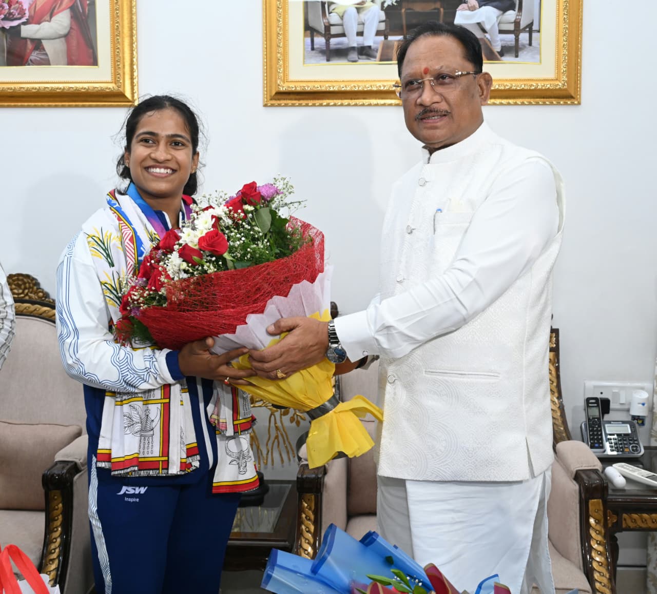 रायपुर : राष्ट्रमंडल खेलों की रजत पदक विजेता ज्ञानेश्वरी यादव का मुख्यमंत्री निवास में भव्य स्वागत