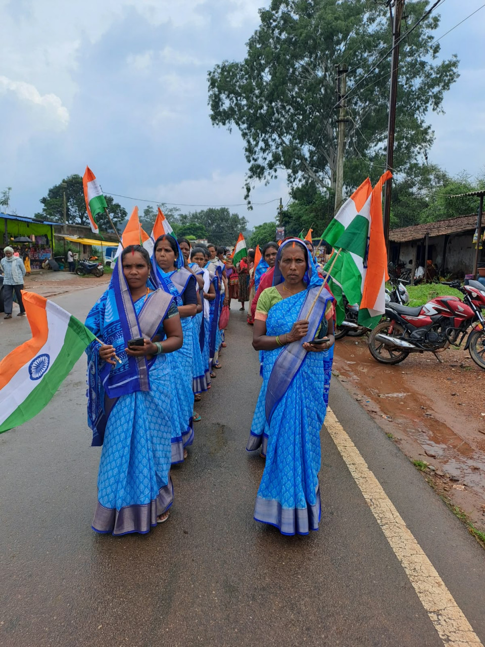 रायपुर : हर घर तिरंगा अभियान की धूम, बिहान समूह की महिलाओं ने फहराया तिरंगा
