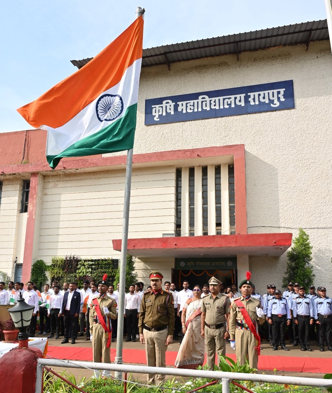 रायपुर : देश को कृषि उत्पादन में आत्मनिर्भर बनाने में योगदान दें कृषि वैज्ञानिक और विद्यार्थी: डॉ. चंदेल