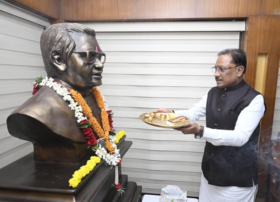 रायपुर : अटल जी के संकल्प और दूरदर्शी नेतृत्व ने छत्तीसगढ़ को दी नई पहचान, सुशासन और अंत्योदय की राह पर आगे बढ़ रहा प्रदेश : मुख्यमंत्री श्री साय