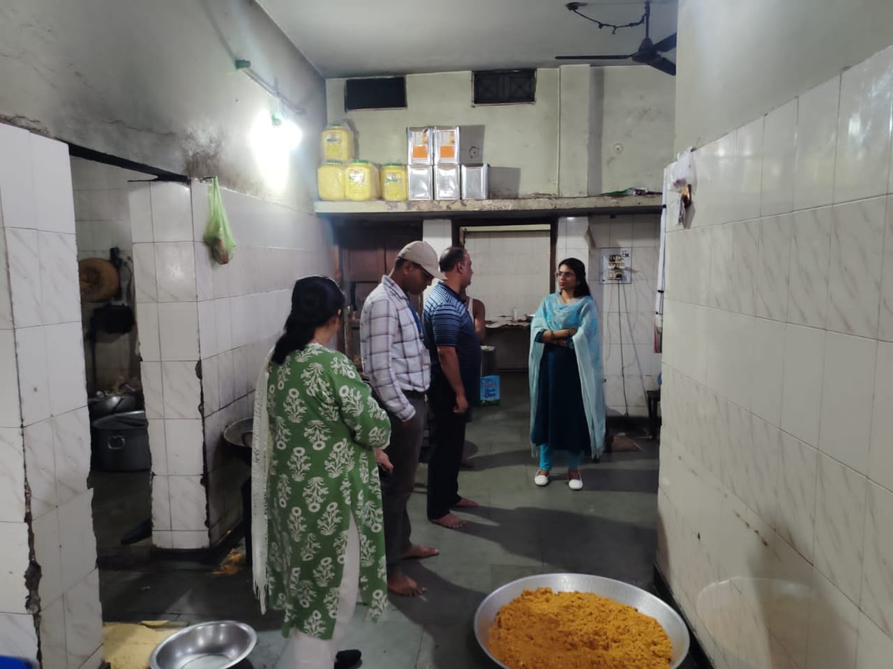 रायपुर : ‘बने खाबो-बने रहिबो 2.0’ अभियान के प्रथम दिवस प्रदेशभर में व्यापक कार्रवाई त्यौहारी सीजन में मिलावटखोरी एवं असुरक्षित खाद्य पदार्थों के विरुद्ध खाद्य एवं औषधि प्रशासन की सख्ती