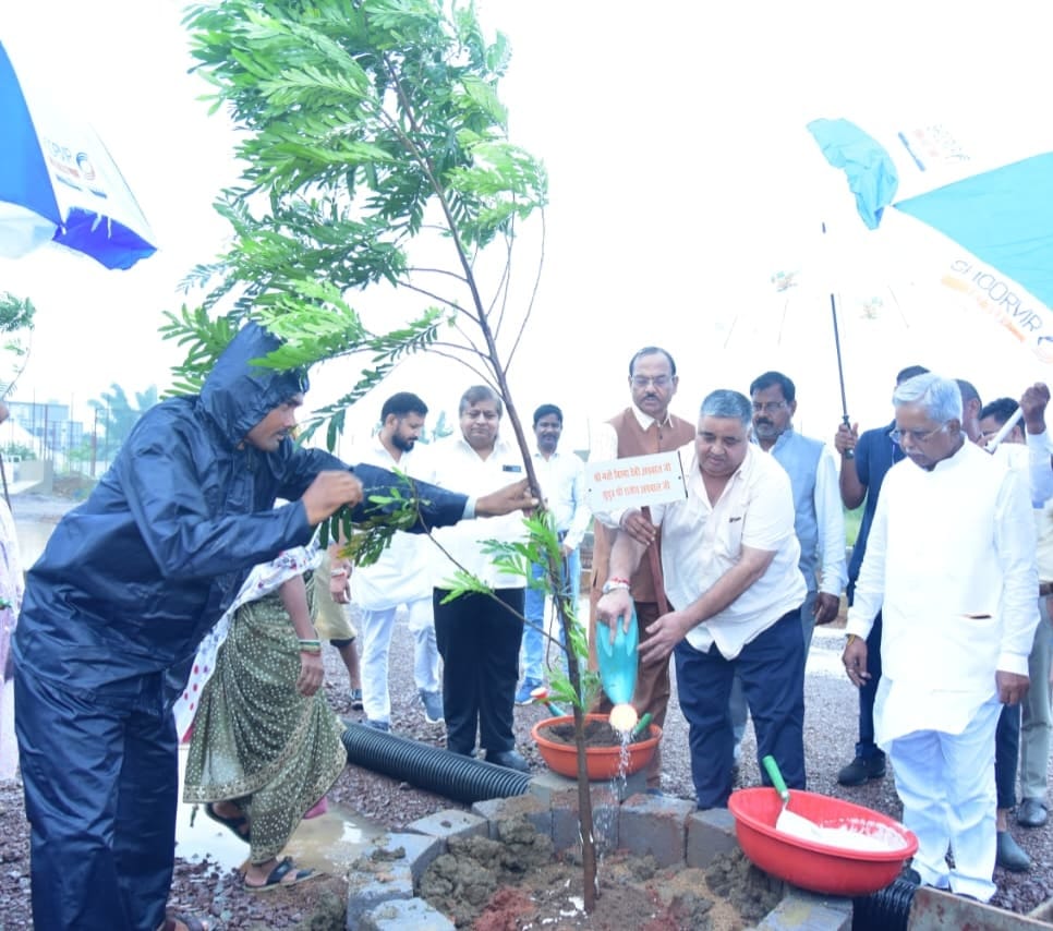 रायपुर : ‘एक पेड़ माँ के नाम’ अभियान से पर्यावरण संरक्षण का संदेश, मंत्री श्री राजेश अग्रवाल ने किया वृक्षारोपण