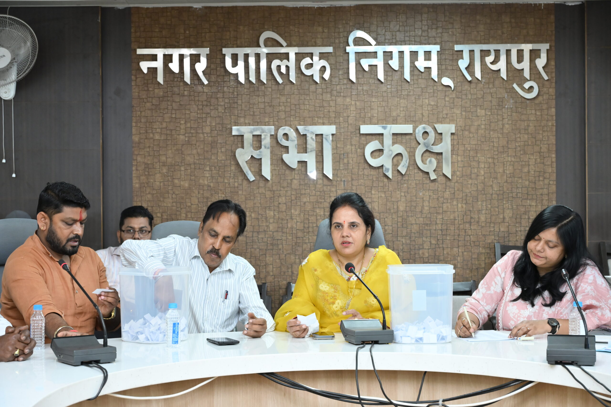 नगर निगम बाजार विभाग ने पूरी पारदर्शिता से क्रिस्टल आर्केड के सामने हॉट बाजार के समीप 69 दुकानदारों का नाम एवं नंबरिंग सहित लाटरी पद्धति से किया आबंटन, व्यापारियों के खिले चेहरे