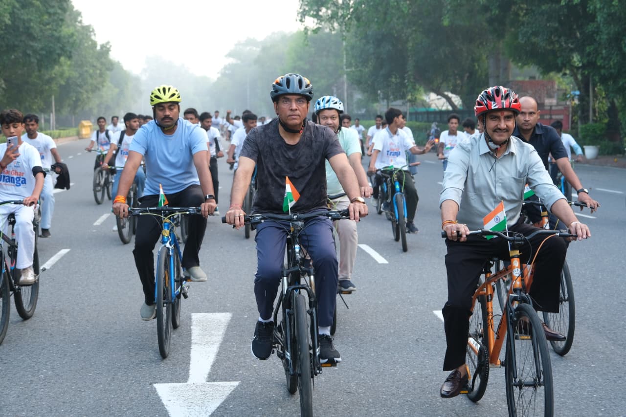 केंद्रीय राज्य मंत्री श्री तोखन साहू ने ‘हर घर तिरंगा 2026’ के तहत साइकिल यात्रा एवं तिरंगा बाइक रैली में सहभागिता की