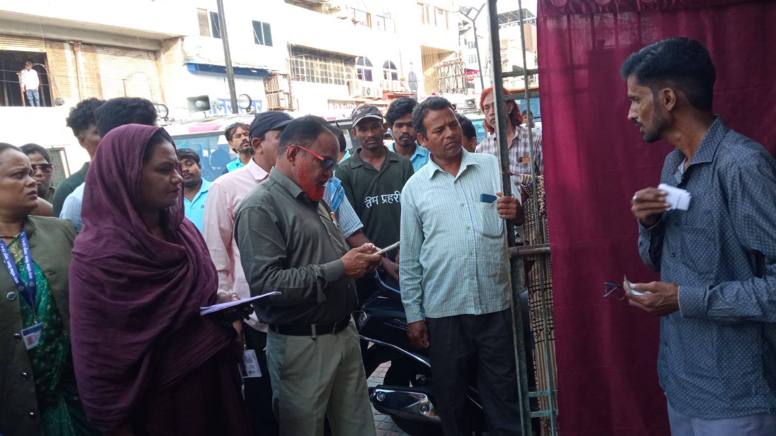 टीम प्रहरी अभियान अंतर्गत मालवीय रोड मुख्य मार्ग मे बड़ी कारवाई :  दुकानदारों द्वारा सड़क मार्ग पर किये गए कब्जोँ की वीडियोग्राफी करवाकर सम्बंधित दुकानदारों को कड़ी चेतावनी देते हुए कुल 55000 रू का ई चालान वसूला गया