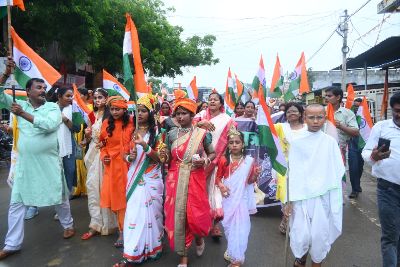 मंत्री श्रीमती लक्ष्मी राजवाड़े के नेतृत्व में सूरजपुर जिले में निकलीं भव्य तिरंगा यात्राएं