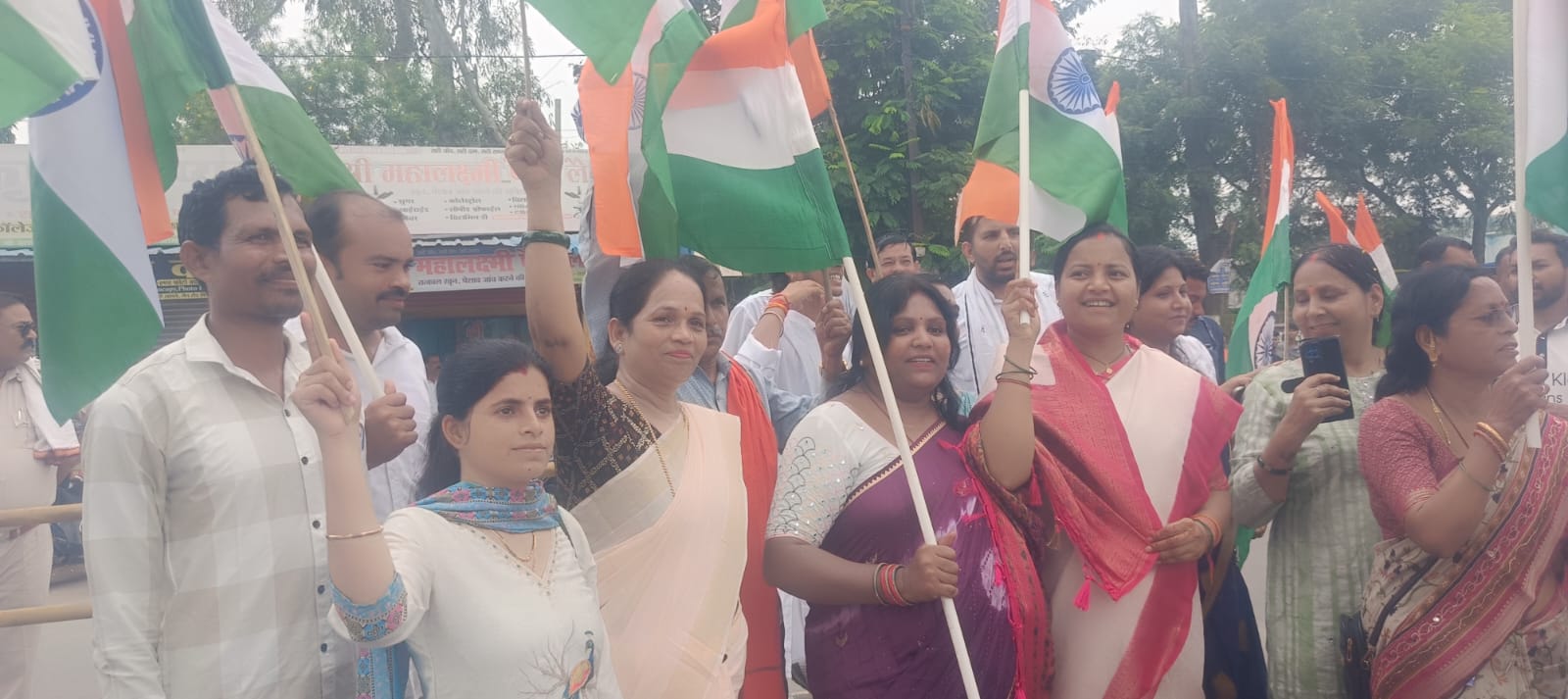 भारी बारिश के बीच 500 मीटर लंबे तिरंगे के साथ निकली भव्य तिरंगा यात्रा, मंत्री श्रीमती लक्ष्मी राजवाड़े हुईं शामिल