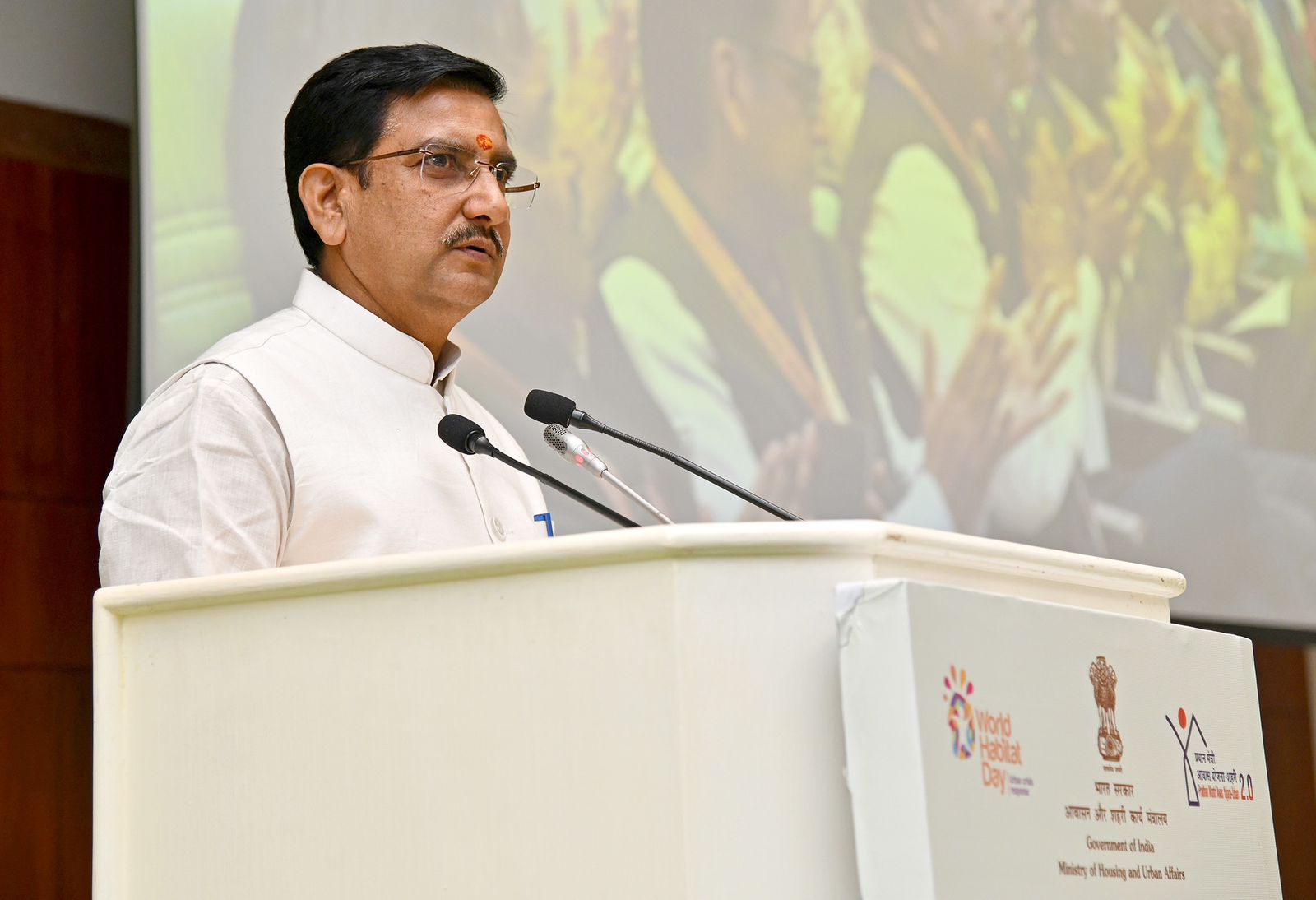 खराब सड़कों पर केंद्रीय राज्यमंत्री तोखन साहू ने अधिकारियों को लगाई फटकार